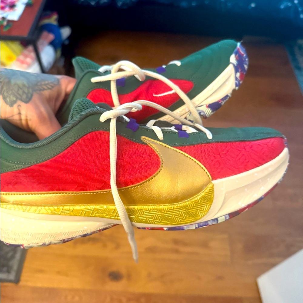 Nike Freak 5 (women’s 8.5/youth 7)